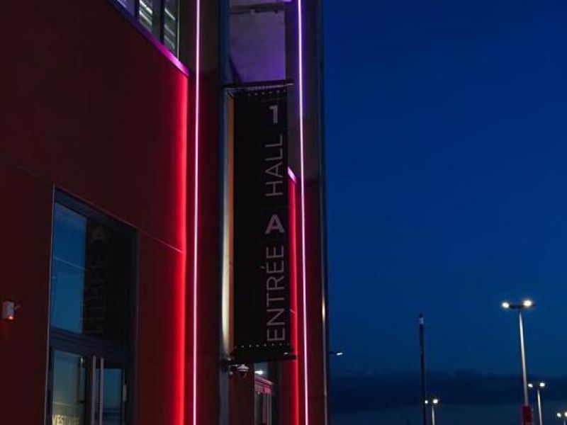 Photographie de nuit de l'entré d'Arena Grand Paris